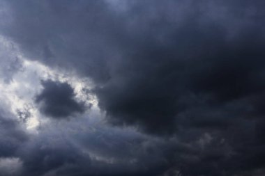 Yağmurdan önce kara bulutlar. koyu gökyüzü arkaplanı.