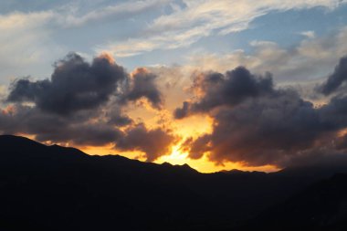 Dağlarda gün batımı