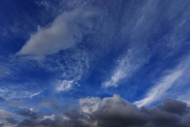 Akşamları bulutlu mavi gökyüzü. güzel bulutlar.