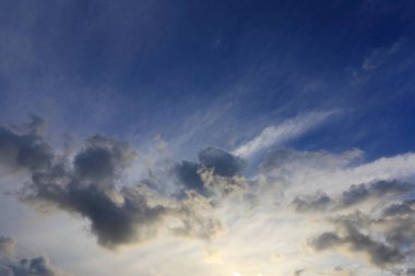 Mavi gökyüzü beyaz bulutlu, bulutlu.