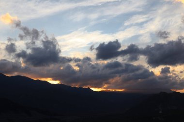 Dağların ardında güzel bir gün batımı