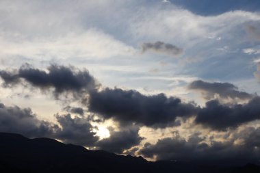 Gökyüzünde gün batımı bulutları