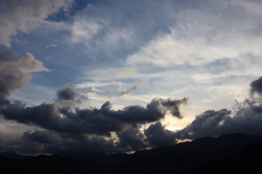 Güzel gün batımı gökyüzü bulutlu