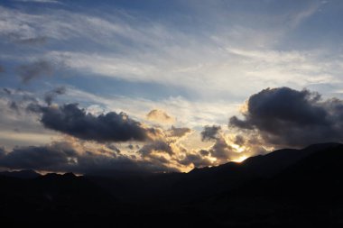 Dağların ardında güzel bir gün batımı