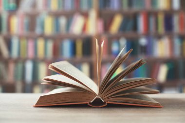 Açık kitap, ahşap masadaki ciltli kitaplar. Eğitim geçmişi. Okuldan okula. Okula dönüş metni