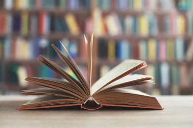 Tahta masanın üzerinde açık bir kitap