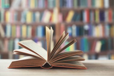 Tahta masanın üzerinde bir yığın kitap olan açık bir kitap. Okula dönüyorum. metin veya metin için boşluk kopyala