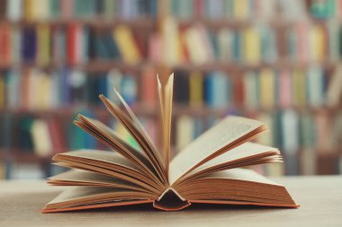 Tahta masadaki kitap yığını.