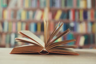 ciltli kitaplarla kitap aç.