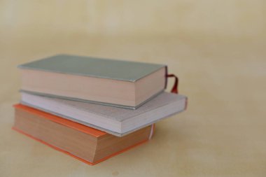 Kitaplar kütüphanede bir masanın üzerinde.