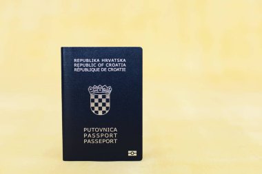 seyahat konsepti. Beyaz arka planda pasaport. Hırvat pasaportu.