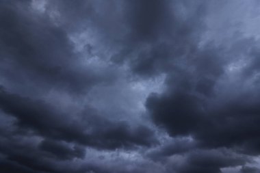 Kara dramatik gökyüzü ve yağmur bulutu