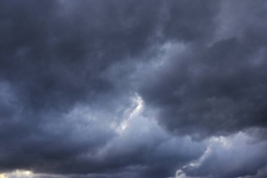 Fırtına bulutlarıyla dramatik gökyüzü