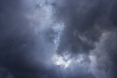 Fırtına bulutlarında karanlık gökyüzü arkaplanı.