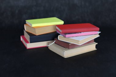 Siyah arkaplan üzerine kitap yığını