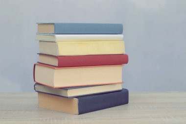 Ahşap zemin üzerine kitap yığını