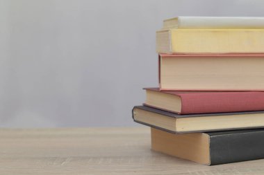 Kitaplar ahşap masada.