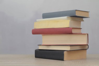 Gri arkaplan üzerine kitap yığını