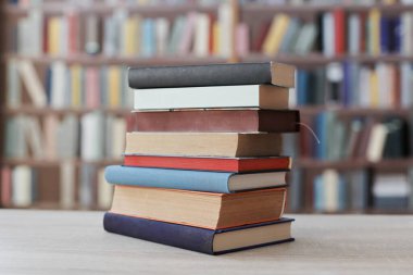 Pek çok kitap kütüphane tablo