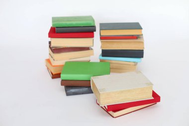 Beyaz arkaplan üzerine kitap yığını