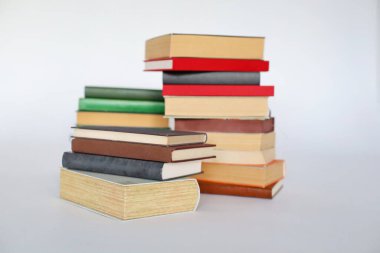 Beyaz arkaplan üzerine kitap yığını