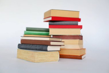 Beyaz arkaplan üzerine kitap yığını