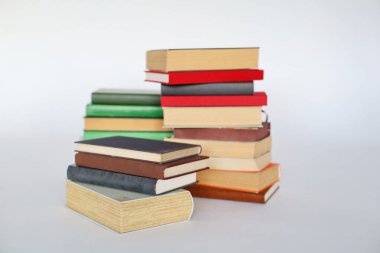 Beyaz arkaplan üzerine kitap yığını