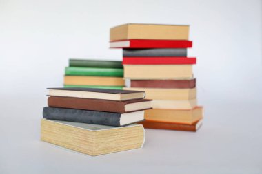 Beyaz arkaplan üzerine kitap yığını