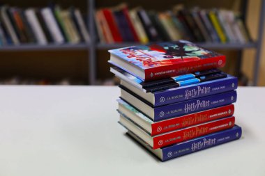 Zagreb, Hırvatistan, 19.02.2024. J.K.Rowling, Harry Potter, Jure Divi, Mekoca; çocuklar ve yetişkinler için yeni kitaplar, kütüphane, okul, kütüphanedeki kitaplar