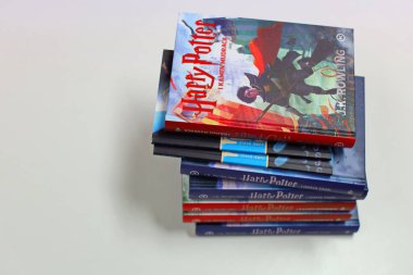 Zagreb, Hırvatistan, 19.02.2024. J.K.Rowling, Harry Potter, Jure Divi, Mekoca; çocuklar ve yetişkinler için yeni kitaplar, kütüphane, okul, kütüphanedeki kitaplar