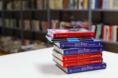 Zagreb, Hırvatistan, 19.02.2024. J.K.Rowling, Harry Potter, Jure Divi, Mekoca; çocuklar ve yetişkinler için yeni kitaplar, kütüphane, okul, kütüphanedeki kitaplar