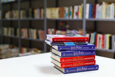 Zagreb, Hırvatistan, 19.02.2024. J.K.Rowling, Harry Potter, Jure Divi, Mekoca; çocuklar ve yetişkinler için yeni kitaplar, kütüphane, okul, kütüphanedeki kitaplar