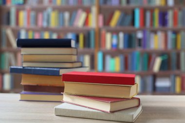 Tahta arka planda kitaplar ve kitaplar var..