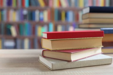 Ahşap arka planda bir yığın kitap. eğitim kavramı