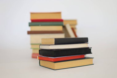 Beyaz arkaplanda izole kitap yığını