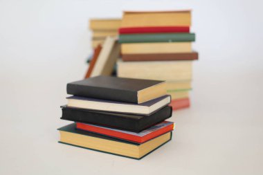 Beyaz arkaplan üzerine kitap yığını