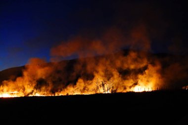Gece gökyüzünde ateş