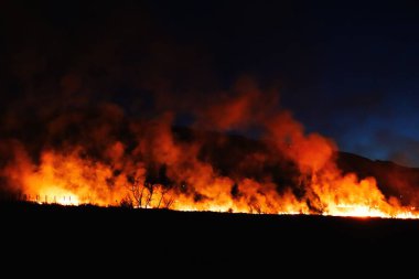 Gece gökyüzünde ateş