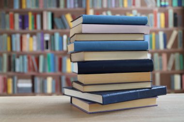 Kütüphanenin önüne kitap yığını