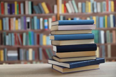 Kütüphanede kitap yığını