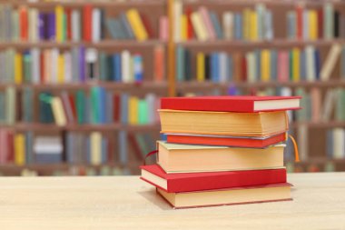 Kitaplar kütüphanedeki ahşap masada.