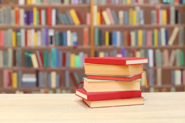 Kitaplar kütüphanedeki ahşap masada.