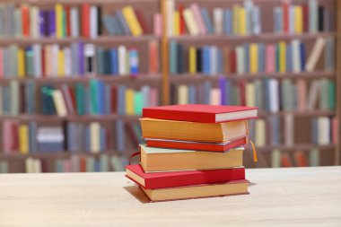 Rafta bir yığın kitap var.