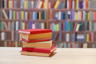 Pek çok kitap kütüphane tablo