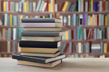 Rafta bir yığın kitap.