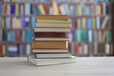 Gökyüzünde kara fırtına bulutları