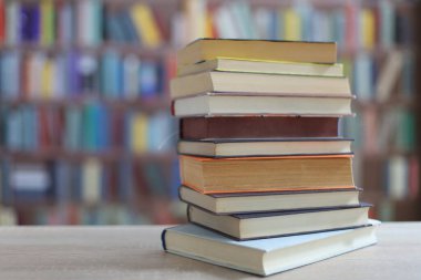 Tahta masa, kütüphane, eğitim, okul, dünyanın en iyi yazarlarının güzel kitapları, en çok satanlar