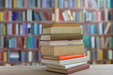 Ahşap bir rafta yığınla kitap, kapat.
