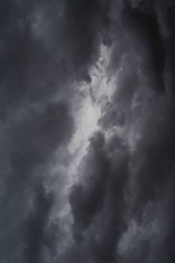 Gökyüzündeki kara bulutlar, fırtına bulutları, hava tahmini