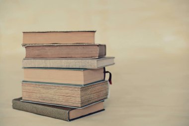 Ellerindeki kitap yığını, güzel kitap fotoğrafçılığı, bilim, bilim, okul, eğitim, kütüphane, öğrenim, öğrenciler, felsefe ve ansiklopediler için illüstrasyon